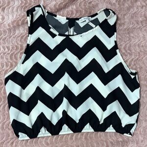 La Hearts Black and White Zigzag Chevron Bubble Crop Top Back Slit